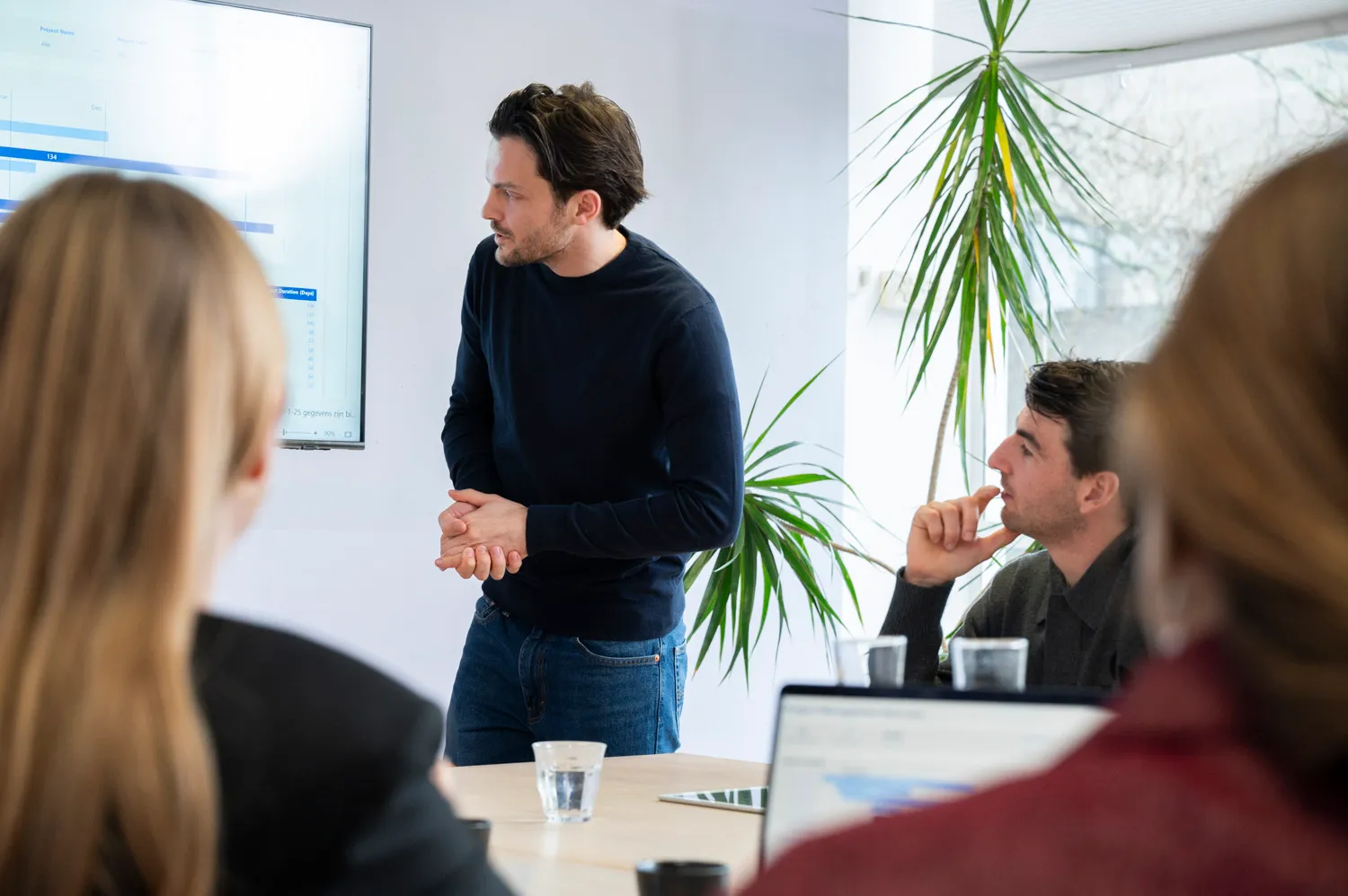 Optilise-consultants lichten een Power BI-dashboard toe