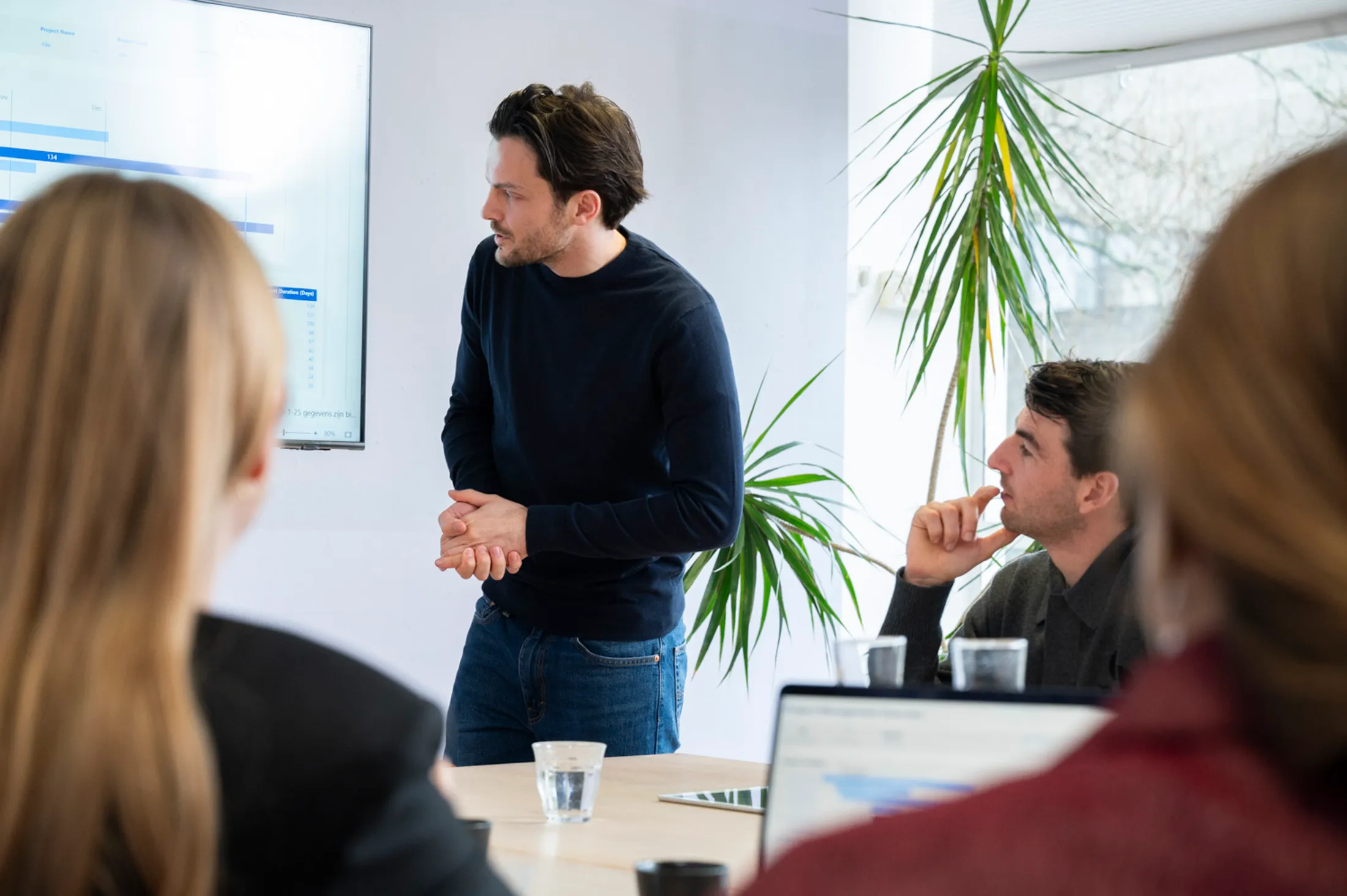 Optilise-consultants lichten een Power BI-dashboard toe