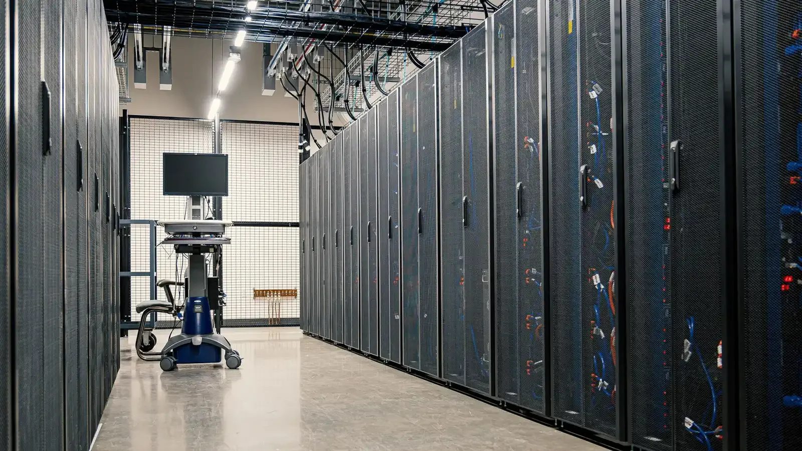 Rijen serverkasten met netwerkkabels in een datacenter