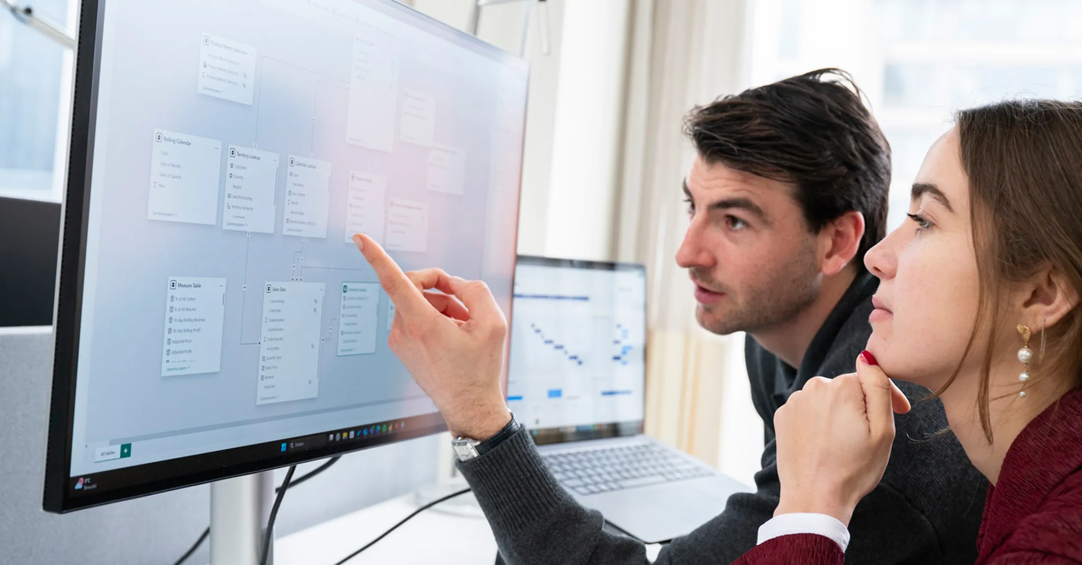 Optilise-consultant wijst een datamodel aan in Power BI