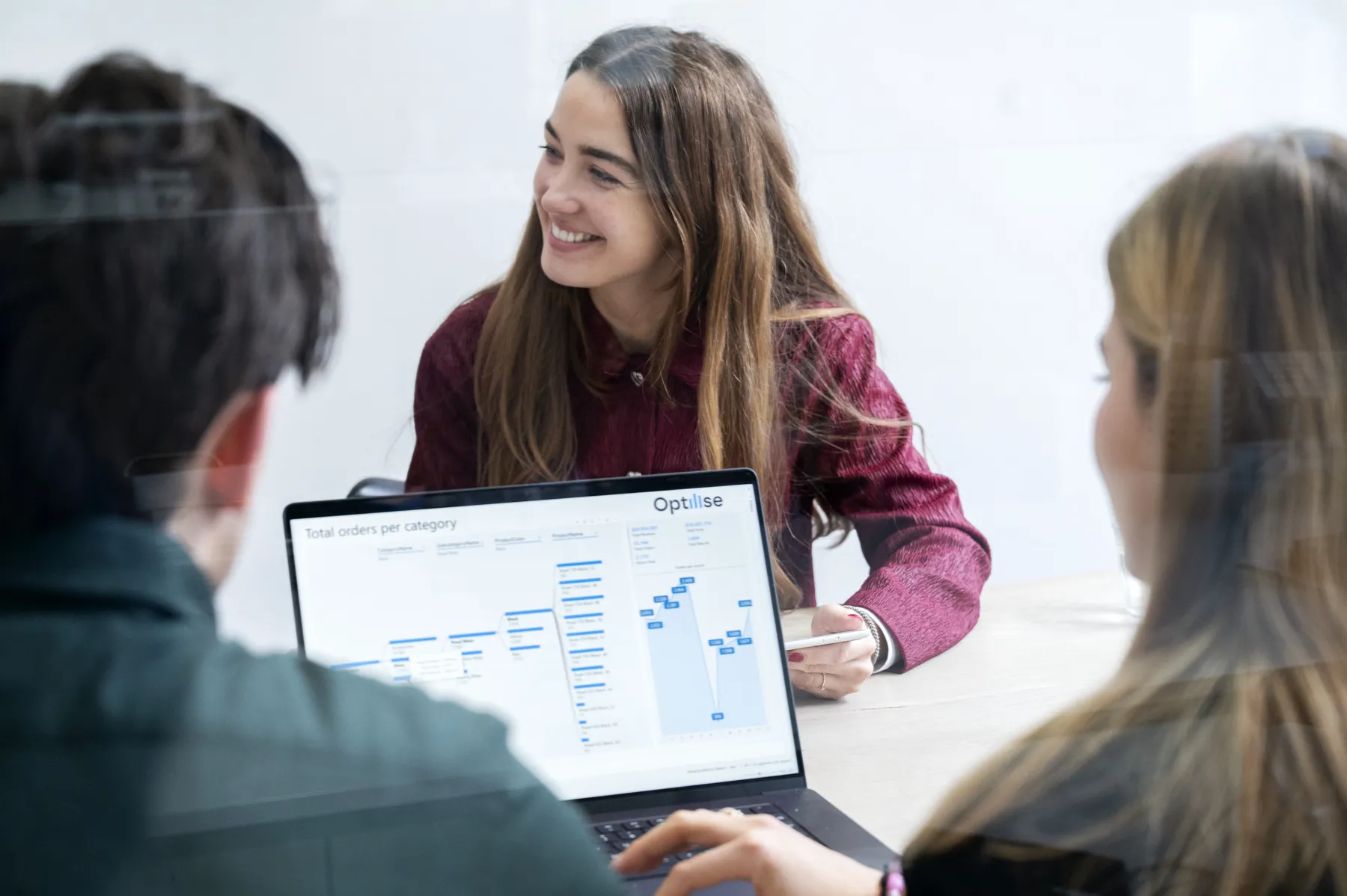 Optilise-consultants bespreken samen een Power BI-dashboard