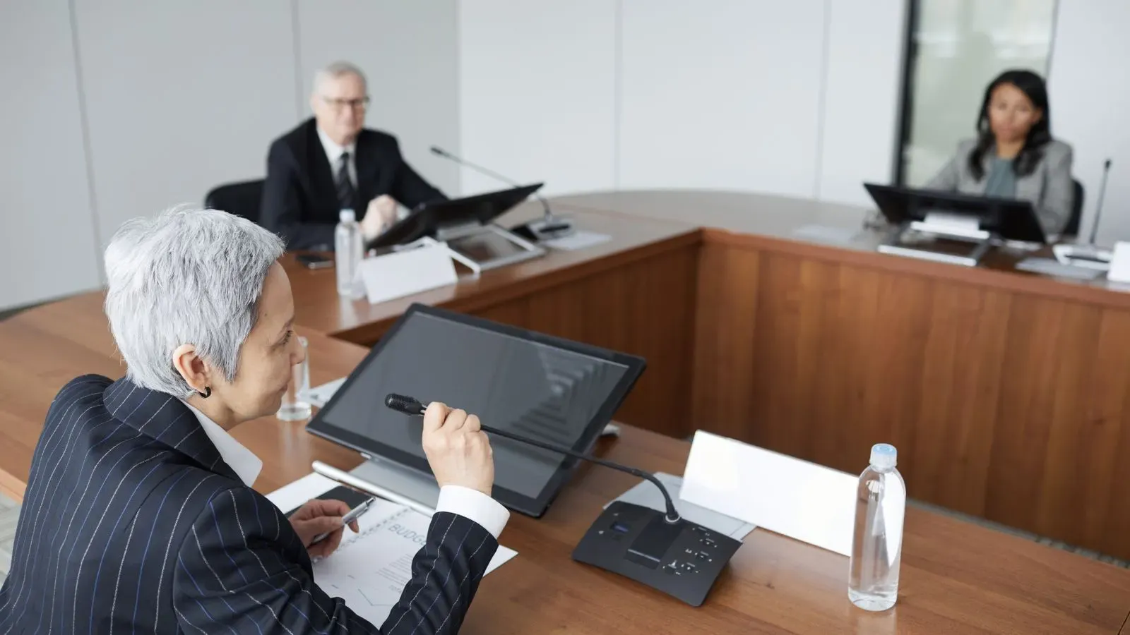 Directie bespreekt aan tafel welke beslissing het dashboard moet ondersteunen