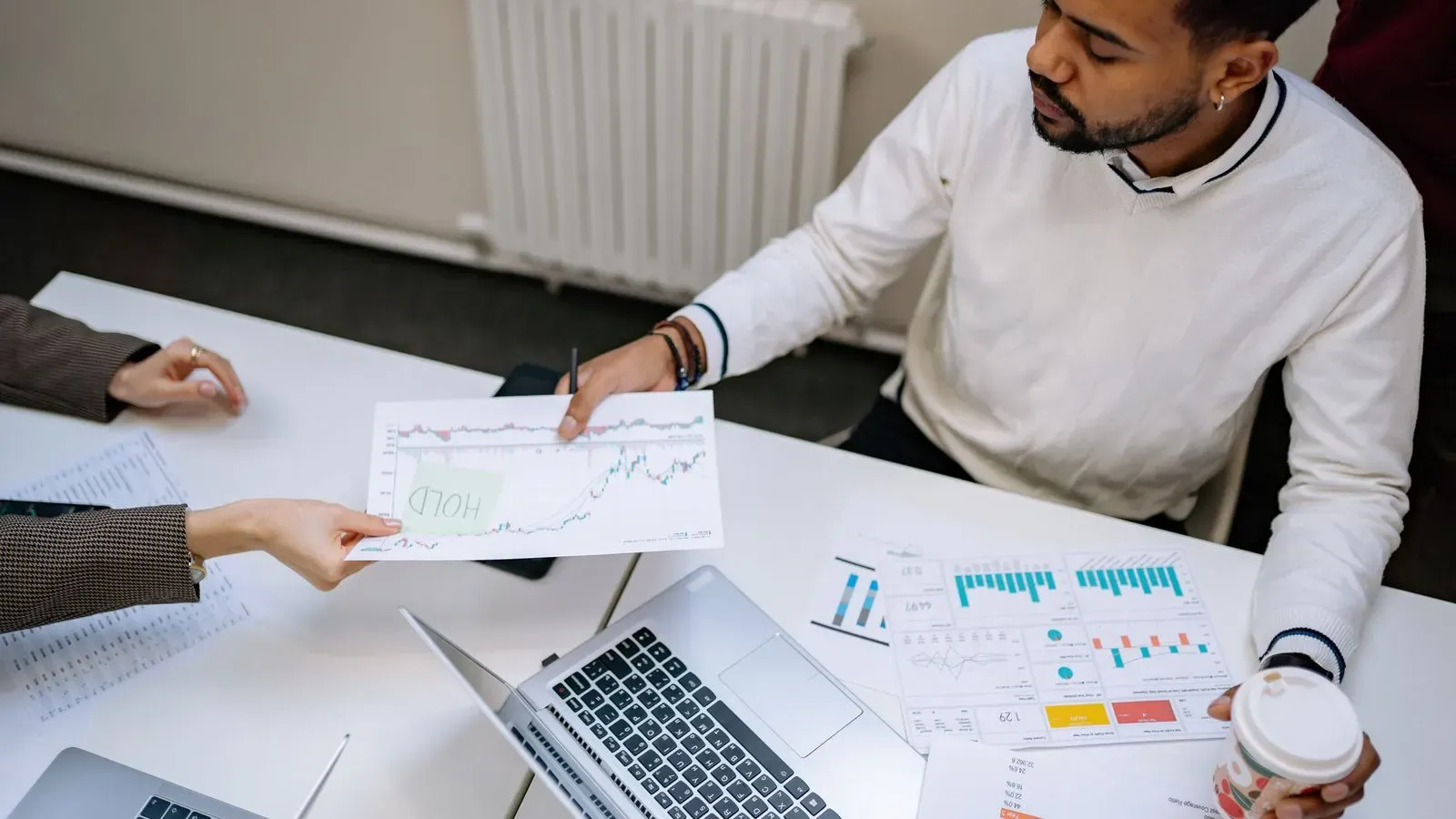 Collega’s werken samen aan een Power BI-dashboard tijdens een overleg